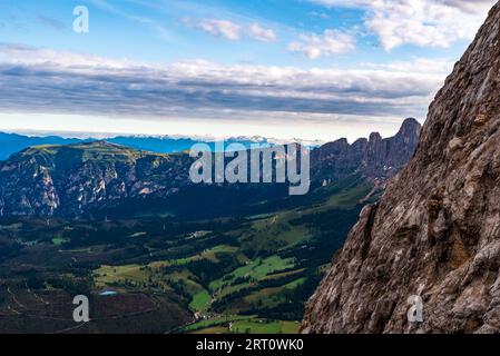 Vue du matin depuis Bivacco Mario Rigatti dans le groupe de montagnes de Latemar dans les Dolomites Banque D'Images