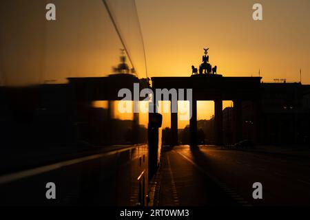 Berlin, Allemagne. 10 septembre 2023. Le soleil se lève derrière la porte de Brandebourg. Crédit : Paul Zinken/dpa/Alamy Live News Banque D'Images