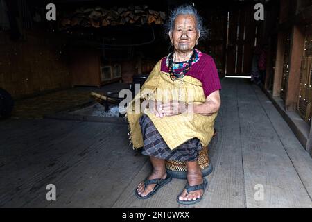 Femme de la tribu apatani dans une maison d'un petit village près de Ziro, avec des tatouages faciaux traditionnels et des bouchons de nez traditionnels, Ziro, Inde Banque D'Images