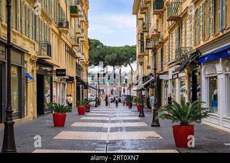 Nice, France - 29 mai 2023 : façades de maison ornées le long d'une belle rue piétonne décorée de fleurs sur la Côte d'Azur, sud de la France Banque D'Images