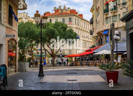 Nice, France - 29 mai 2023 : restaurants et bars sur une place animée de la vieille ville, Vieille ville, Côte d'Azur Banque D'Images