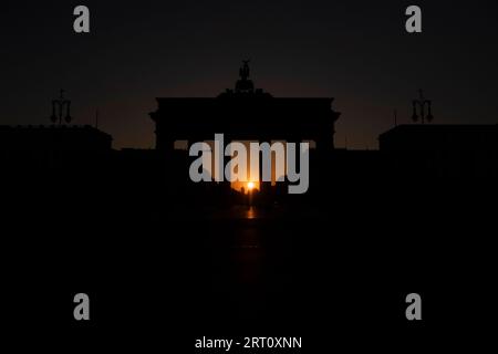 Berlin, Allemagne. 10 septembre 2023. Le soleil se lève derrière la porte de Brandebourg. Crédit : Paul Zinken/dpa/Alamy Live News Banque D'Images