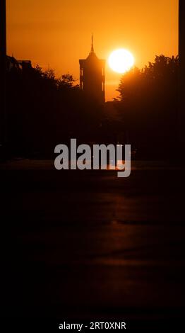 Berlin, Allemagne. 10 septembre 2023. Le soleil se lève derrière la tour de l'Hôtel de ville Rouge. Crédit : Paul Zinken/dpa/Alamy Live News Banque D'Images