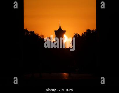 Berlin, Allemagne. 10 septembre 2023. Le soleil se lève derrière la tour de l'Hôtel de ville Rouge. Crédit : Paul Zinken/dpa/Alamy Live News Banque D'Images