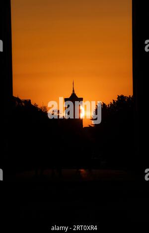 Berlin, Allemagne. 10 septembre 2023. Le soleil se lève derrière la tour de l'Hôtel de ville Rouge. Crédit : Paul Zinken/dpa/Alamy Live News Banque D'Images