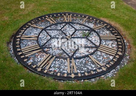 Vieux cadran d'horloge à St. Cimetière de Peter`s, Market Bosworth, Leicestershire, Angleterre, Royaume-Uni Banque D'Images
