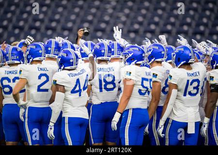 Houston, Texas, États-Unis. 9 septembre 2023. L'équipe des Falcons de l'Air Force se réunit avant un match entre les Falcons de l'Air Force et les Bearkats de Sam Houston State à Houston, Texas. Trask Smith/CSM/Alamy Live News Banque D'Images