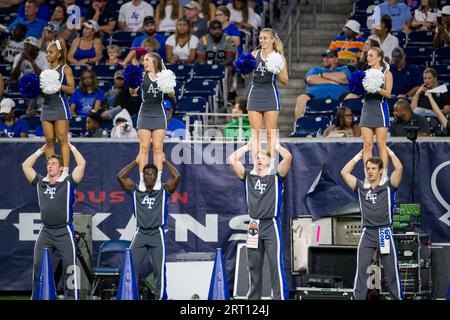 Houston, Texas, États-Unis. 9 septembre 2023. Les cheerleaders des Falcons de l'Air Force jouent lors d'un match entre les Falcons de l'Air Force et les Bearkats de Sam Houston à Houston, Texas. Trask Smith/CSM/Alamy Live News Banque D'Images