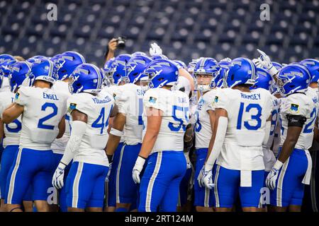 Houston, Texas, États-Unis. 9 septembre 2023. L'équipe des Falcons de l'Air Force se réunit avant un match entre les Falcons de l'Air Force et les Bearkats de Sam Houston State à Houston, Texas. Trask Smith/CSM/Alamy Live News Banque D'Images