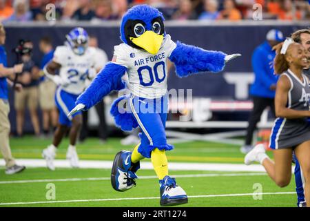 Houston, Texas, États-Unis. 9 septembre 2023. La mascotte des Falcons de l'Air Force, The Bird, entre sur le terrain avant un match entre les Falcons de l'Air Force et les Bearkats de Sam Houston State à Houston, Texas. Trask Smith/CSM/Alamy Live News Banque D'Images