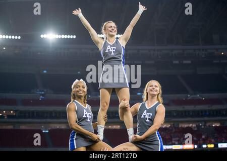 Houston, Texas, États-Unis. 9 septembre 2023. Les cheerleader Air Force Falcons jouent lors d'un match entre les Air Force Falcons et les Sam Houston State Bearkats à Houston, Texas. Trask Smith/CSM/Alamy Live News Banque D'Images