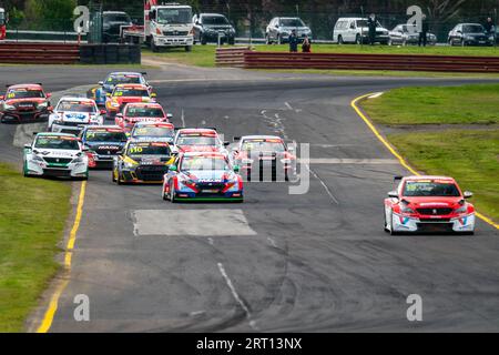 Sandown Park, Australie. 10 septembre 2023. Tout le champ de SUPERCHEAP AUTO TCR Australia vient par le premier virage pour la course 3. Crédit : James Forrester/Alamy Live News Banque D'Images