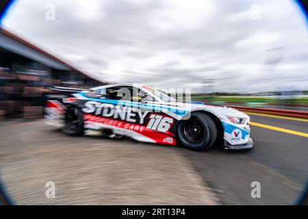 Sandown Park, Australie. 10 septembre 2023. EDAN Thornburrow quitte son stand au départ de la dernière course du week-end pour la série nationale TransAm. Crédit : James Forrester/Alamy Live News Banque D'Images