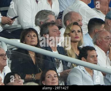 Saint Denis, France. 08 septembre 2023. Jean Luc Reichmann et Adriana Karembeu lors de la coupe du monde 2023, poule Un match de rugby à XV entre la France. Photo de Laurent Lairys/ABACAPRESS.COM crédit : Abaca Press/Alamy Live News Banque D'Images