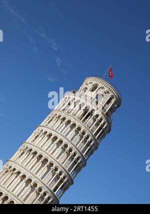 Pise, PI, Italie - 21 août 2019 : Tour penchée et ciel bleu Banque D'Images