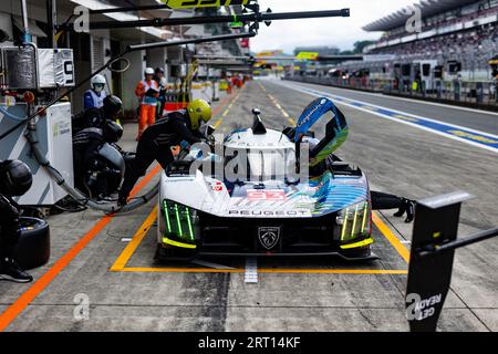 93 DI RESTA Paul (fra), JENSEN Mikkel (dnk), Vergne Jean-Eric (fra), Peugeot TotalEnergies, Peugeot 9x8, mécanicien, mécanicien pendant les 6 heures du Fuji 2023, 6e manche du Championnat du monde d'Endurance FIA 2023, du 7 au 10 septembre 2023 sur le Fuji Speedway, à Oyama, Japon Banque D'Images