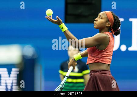 Coco Gauff, des États-Unis, sert lors du dernier match du tournoi féminin en simple à l'US Open au Billie Jean King tennis Center à New York le 9 septembre 2023 Banque D'Images