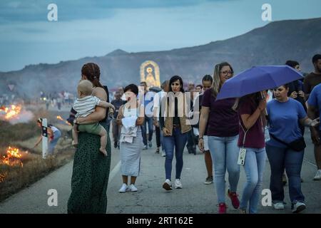 Guadalajara, Espagne. 09 septembre 2023. Les dévots marchent en procession aux côtés de la Vierge de Peñahora. Les dévots de la Vierge de Peñahora dans la ville de Humanes, Guadalajara, célèbrent la procession du feu qui parcourt près de deux kilomètres vers la ville depuis un ermitage tandis que des feux de paille et de bois de chauffage sont brûlés le long du chemin pour célébrer les festivités en son honneur. Crédit : SOPA Images Limited/Alamy Live News Banque D'Images