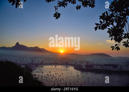 Coucher de soleil sur la baie de Guanabara vu de la montagne du pain de sucre - Rio de Janeiro, Brésil Banque D'Images