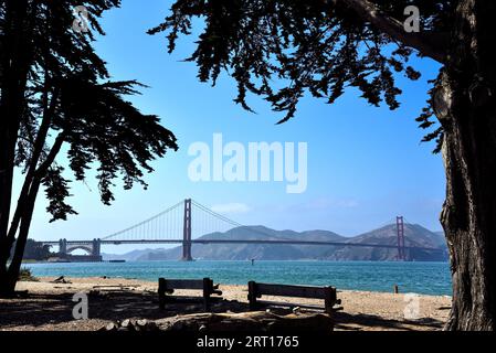 Le Golden Gate Bridge vu de Crissy Field - San Francisco, Californie Banque D'Images