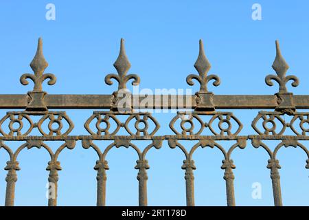 Balustrade en fer forgé dans un jardin Banque D'Images