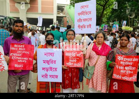 Dhaka, Bangladesh. 09 septembre 2023. Diverses organisations de femmes ont organisé des sit-in devant le National Press Club pour exiger des salaires équitables pour les travailleuses, à Dhaka, au Bangladesh, le 9 septembre 2023. Photo de Suvra Kanti Das/ABACAPRESS.COM crédit : Abaca Press/Alamy Live News Banque D'Images