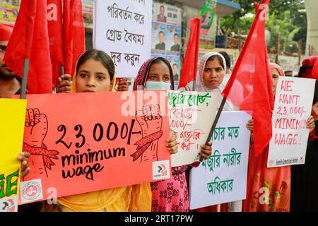 Dhaka, Bangladesh. 09 septembre 2023. Diverses organisations de femmes ont organisé des sit-in devant le National Press Club pour exiger des salaires équitables pour les travailleuses, à Dhaka, au Bangladesh, le 9 septembre 2023. Photo de Suvra Kanti Das/ABACAPRESS.COM crédit : Abaca Press/Alamy Live News Banque D'Images