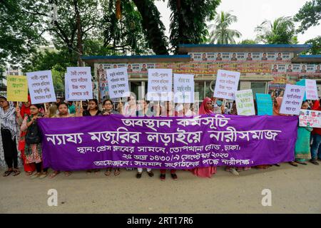 Dhaka, Bangladesh. 09 septembre 2023. Diverses organisations de femmes ont organisé des sit-in devant le National Press Club pour exiger des salaires équitables pour les travailleuses, à Dhaka, au Bangladesh, le 9 septembre 2023. Photo de Suvra Kanti Das/ABACAPRESS.COM crédit : Abaca Press/Alamy Live News Banque D'Images