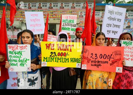 Dhaka, Bangladesh. 09 septembre 2023. Diverses organisations de femmes ont organisé des sit-in devant le National Press Club pour exiger des salaires équitables pour les travailleuses, à Dhaka, au Bangladesh, le 9 septembre 2023. Photo de Suvra Kanti Das/ABACAPRESS.COM crédit : Abaca Press/Alamy Live News Banque D'Images