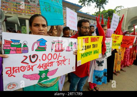 Dhaka, Bangladesh. 09 septembre 2023. Diverses organisations de femmes ont organisé des sit-in devant le National Press Club pour exiger des salaires équitables pour les travailleuses, à Dhaka, au Bangladesh, le 9 septembre 2023. Photo de Suvra Kanti Das/ABACAPRESS.COM crédit : Abaca Press/Alamy Live News Banque D'Images