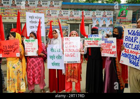 Dhaka, Bangladesh. 09 septembre 2023. Diverses organisations de femmes ont organisé des sit-in devant le National Press Club pour exiger des salaires équitables pour les travailleuses, à Dhaka, au Bangladesh, le 9 septembre 2023. Photo de Suvra Kanti Das/ABACAPRESS.COM crédit : Abaca Press/Alamy Live News Banque D'Images