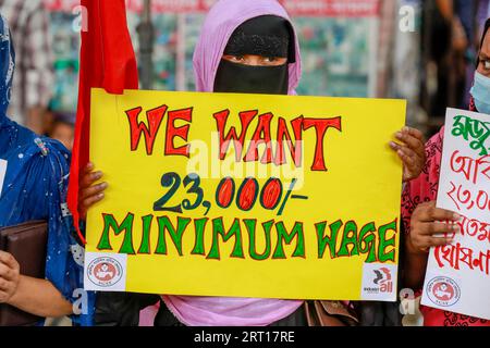 Dhaka, Bangladesh. 09 septembre 2023. Diverses organisations de femmes ont organisé des sit-in devant le National Press Club pour exiger des salaires équitables pour les travailleuses, à Dhaka, au Bangladesh, le 9 septembre 2023. Photo de Suvra Kanti Das/ABACAPRESS.COM crédit : Abaca Press/Alamy Live News Banque D'Images