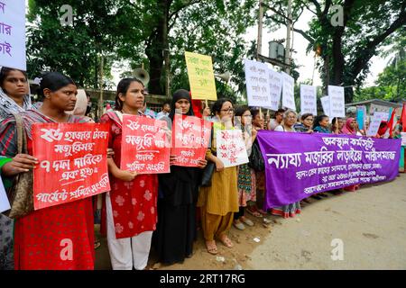 Dhaka, Bangladesh. 09 septembre 2023. Diverses organisations de femmes ont organisé des sit-in devant le National Press Club pour exiger des salaires équitables pour les travailleuses, à Dhaka, au Bangladesh, le 9 septembre 2023. Photo de Suvra Kanti Das/ABACAPRESS.COM crédit : Abaca Press/Alamy Live News Banque D'Images