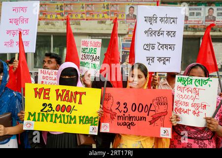 Dhaka, Bangladesh. 09 septembre 2023. Diverses organisations de femmes ont organisé des sit-in devant le National Press Club pour exiger des salaires équitables pour les travailleuses, à Dhaka, au Bangladesh, le 9 septembre 2023. Photo de Suvra Kanti Das/ABACAPRESS.COM crédit : Abaca Press/Alamy Live News Banque D'Images