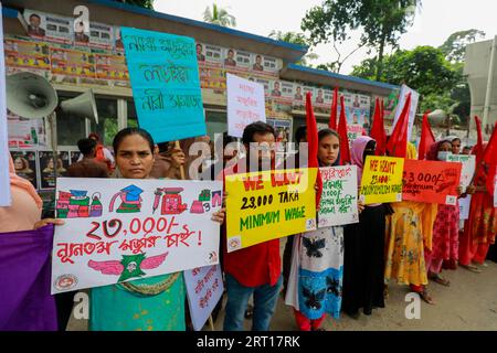 Dhaka, Bangladesh. 09 septembre 2023. Diverses organisations de femmes ont organisé des sit-in devant le National Press Club pour exiger des salaires équitables pour les travailleuses, à Dhaka, au Bangladesh, le 9 septembre 2023. Photo de Suvra Kanti Das/ABACAPRESS.COM crédit : Abaca Press/Alamy Live News Banque D'Images