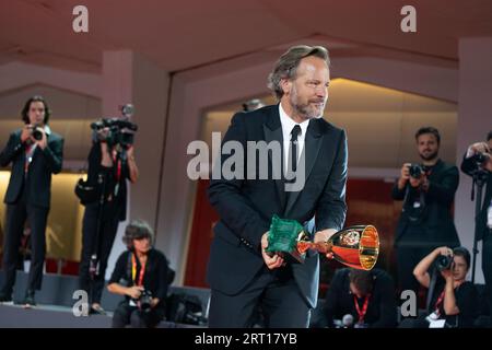 Venise, Italie. 09 septembre 2023. VENISE, ITALIE - 09 SEPTEMBRE : Peter Sarsgaard pose avec le prix du meilleur acteur pour « mémoire » lors du photocall du vainqueur au 80e Festival international du film de Venise le 09 septembre 2023 à Venise, en Italie. (Photo de Luca Carlino/NurPhoto)0 crédit : NurPhoto SRL/Alamy Live News Banque D'Images