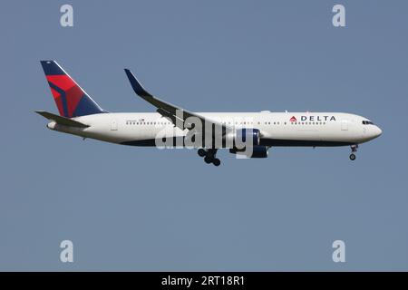 Un Boeing 767-300 de Delta Airlines approchant de l'aéroport de Londres Gatwick depuis New York JFK Banque D'Images