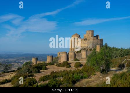 Vue sur le magnifique château abbatial de Loarre dans la province de Huesca, Espagne. Banque D'Images