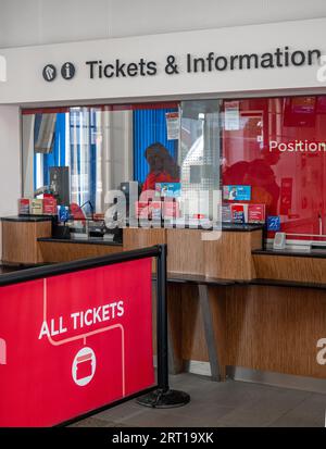 The Station, Grantham Lincolnshire – la billetterie et le centre d'information dans le hall de la gare Banque D'Images