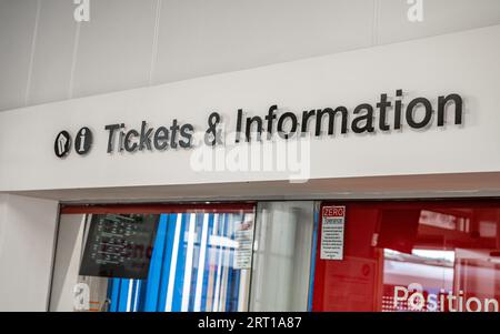 The Station, Grantham Lincolnshire – la billetterie et le centre d'information dans le hall de la gare Banque D'Images