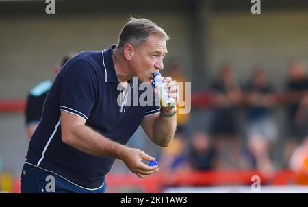 C'est un travail assoiffé sur la ligne de touche pour le Manager de Crawley Scott Lindsey lors du match Sky Bet EFL League Two entre Crawley Town et Newport County au Broadfield Stadium , Crawley , Royaume-Uni - 9 septembre 2023. Photo Simon Dack / Téléphoto Images. Usage éditorial uniquement. Pas de merchandising. Pour les images de football des restrictions FA et Premier League s'appliquent inc. Aucune utilisation Internet/mobile sans licence FAPL - pour plus de détails contacter football Dataco Banque D'Images