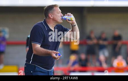 C'est un travail assoiffé sur la ligne de touche pour le Manager de Crawley Scott Lindsey lors du match Sky Bet EFL League Two entre Crawley Town et Newport County au Broadfield Stadium , Crawley , Royaume-Uni - 9 septembre 2023. Photo Simon Dack / Téléphoto Images. Usage éditorial uniquement. Pas de merchandising. Pour les images de football des restrictions FA et Premier League s'appliquent inc. Aucune utilisation Internet/mobile sans licence FAPL - pour plus de détails contacter football Dataco Banque D'Images