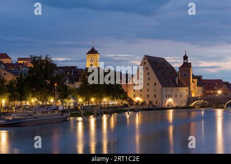 Tour de l'hôtel de ville de Ratisbonne et Salzstadel sur les rives du Danube avec pont de pierre la nuit Banque D'Images