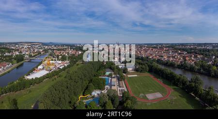 Vue aérienne de drone de la foire Maidult à Regensburg, Bavière, Allemagne avec roue de ferris, promenades amusantes et tentes de bière le jour ensoleillé Banque D'Images