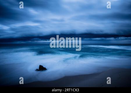 L'idyllique plage Number Sixteen avec une tempête à la tombée de la nuit à Rye, Victoria, Australie Banque D'Images