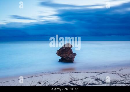 L'idyllique plage Number Sixteen avec une tempête à la tombée de la nuit à Rye, Victoria, Australie Banque D'Images