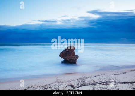 L'idyllique plage Number Sixteen avec une tempête à la tombée de la nuit à Rye, Victoria, Australie Banque D'Images