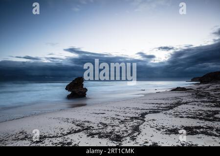 L'idyllique plage Number Sixteen avec une tempête à la tombée de la nuit à Rye, Victoria, Australie Banque D'Images