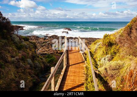 Vues sur l'attraction touristique populaire de Flinders Blowhole lors d'une journée d'hiver fraîche près de Flinders, Victoria, Australie Banque D'Images