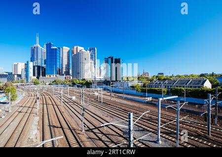 La ligne d'horizon de l'extrémité est du quartier des affaires de Melbourne depuis Birrarung Marr lors d'une chaude matinée de printemps ensoleillée à Victoria, en Australie Banque D'Images